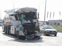 Motorin yüklü tanker kamyona çarptı