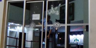 İşten çıkartılan temizlik işçisi belediyenin camlarını taşladı