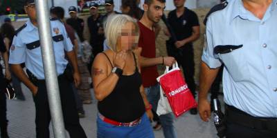 Polis otosuna taş kadın gözaltına alındı