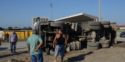 Hafriyat kamyonu devrildi 1 yaralı