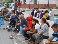 Cezaevi önünde heyecanlı bekleyiş