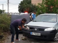 Düğün konvoyuna yetişmeye çalıştı direğe çarptı