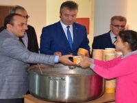 Yeni İmam Hatip Lisesinde AŞURE Dağıtıldı.