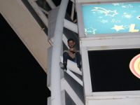 İntihar etmek isteyen genç, kardeşini rehin aldı