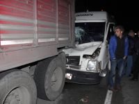 Minibüs park halindeki TIR'a çarptı: 1 yaralı