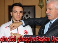 Dünya üçüncüsü güreşçiye Başkan Uyar'dan ödül