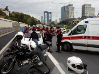 Emniyet şeridine giren otomobil, yunus polislerine çarptı