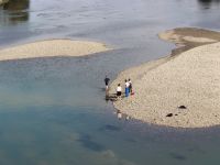 Irmakta tehlikeli balık avı