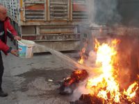 Yanan çöp konteynerini vatandaş söndürdü