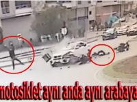 İki motosiklet aynı anda ,aynı arabaya çarptı