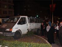 Eşini hastaneye götüren yaşlı adam kamyonete çarptı