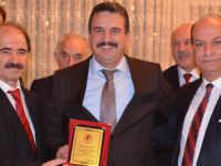 Emekli olan öğretmenlere veda yemeği