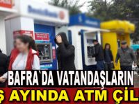 Bafra`da yağmur altında ATM çilesi