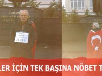 Tek başına şehitler için nöbet tutuyor
