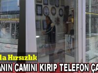 Dükkanın camını kırıp telefon çaldılar