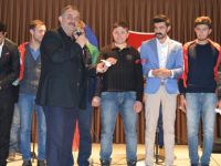 Başkan askerleri kendi elleri ile kınaladı