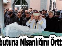 Tabutuna Nişanlığını Örttüler