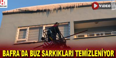 Bafra`da çatılarda bulunan buz kütleleri temizleniyor