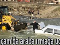 Alaçam'da araba ırmağa uçtu