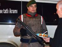 Vali Şahin'den askere ve polise tatlı ikramı