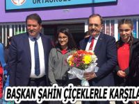 BAŞKAN ŞAHİN ÇİÇEKLERLE KARŞILANDI