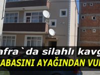 Akrabasını ayağından vurdu