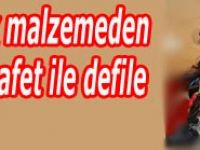 Atık malzemeden kıyafet ile defile