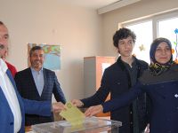 Vekil Kırcalı oyunu ailesiyle birlikte kullandı