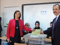 Başkan Şahin oyunu eşiyle birlikte attı