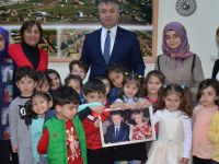 Minik Öğrencilerden Başkan Amcalarına Sürpriz Hediye