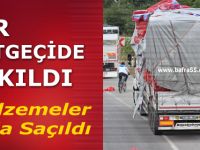 TIR üstgeçide takıldı malzemeler yola saçıldı