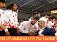 Milli oyunculara madalyalarını Vali Kaymak taktim etti