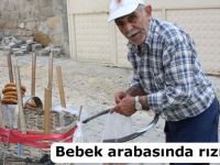 Bebek arabasında rızık arıyor