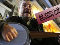 40 Yıldır Sokaklarda Cümbüş Çalıyor