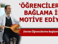 Öğrencilerini  Bağlama Çalarak Derse Motive Ediyor