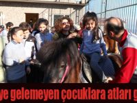 At binmeye gelemeyen çocuklara atları götürüyor