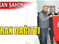 BAŞKAN ŞAHİN BAYRAK DAĞITTI