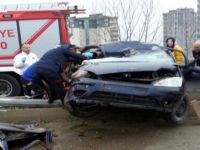 Aydınlatma direğine çarpan otomobilin sürücüsü öldü