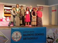 NAZMİYE DEMİREL ORTAOKULU’NDAN UNUTULMAYACAK TİYATRO GÖSTERİSİ