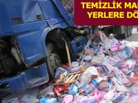 Kaza Yapan Tırda Temizlik Maddeleri Yere Döküldü