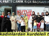 AK kadınlardan kurdeleli tepki