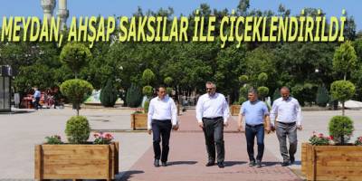 MEYDAN, AHŞAP SAKSILAR İLE ÇİÇEKLENDİRİLDİ