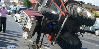 TRAKTÖR SÜRÜCÜSÜNÜN YANLIŞ MANEVRASI KAZA YAPTIRDI