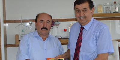 Havzalı Şair Gültekin, Başkan İkiz’e kitap hediye etti