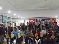 Dernekte bağlama çalmayı öğreniyorlar