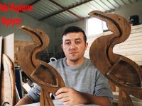 Kuş Cennetindeki Kuşların oyuncaklarını Yapıyor