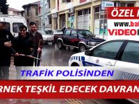 TRAFİK POLİSİNDEN ÖRNEK DAVRANIŞ