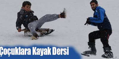 Öğrencilere Kayak Dersi Veriyorlar