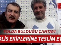 DUYARLI VATANDAŞ YOLDA BULDUĞU ÇANTAYI POLİS EKİPLERİNE TESLİM ETTİ