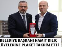 BAFRA BELEDİYE BAŞKANI HAMİT KILIÇ MECLİS ÜYELERİNE PLAKET TAKDİM ETTİ